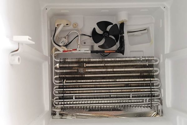 El ventilador de la nevera hace ruido