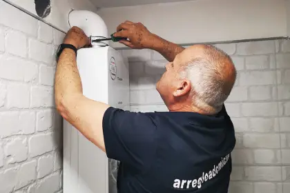 termo de gas se apaga Técnico de Junkers reparando un calentador de gas que se apaga