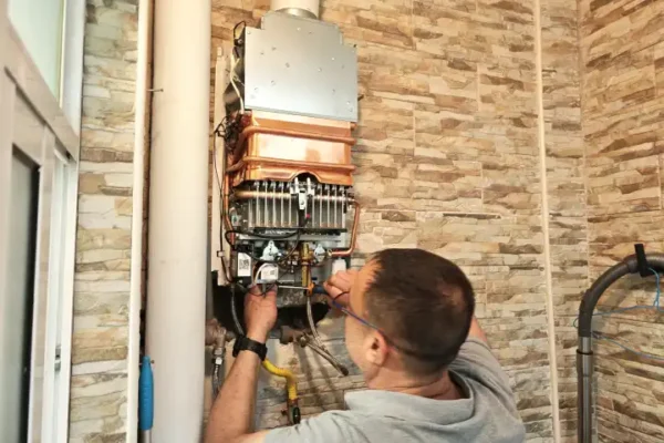 Técnico reparando un termo de gas a domicilio en Tenerife